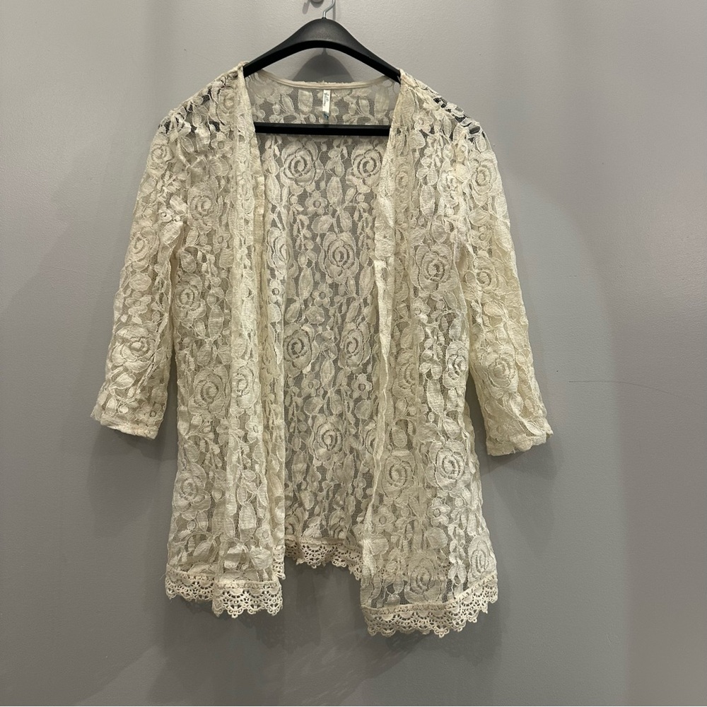EUC Wallflower Lace Kimono. Women’s Large.